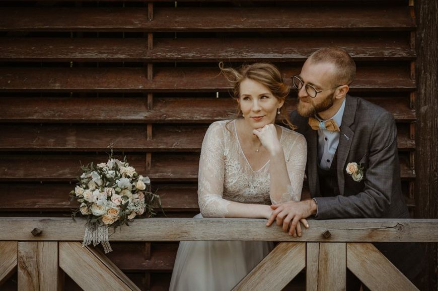 une photo de couple inspirante avec les mariés le lendemain du mariage (un superbe bouquet de fleurs rond et un noeud papillon)