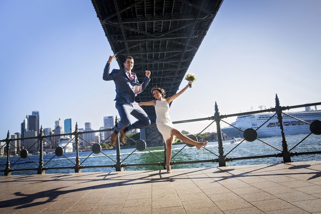 Photo de couple en ville - Une photo de couple pleine d'humour pour un mariage en ville ! Photo ©Delphine Denans. Trouvez le <a href=