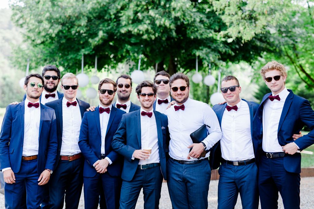 Les garçons d'honneur - Costumes assortis et lunettes noires, voici une magnifique photo qui réunit tous les garçons d'honneur !  Photo ©Christine Fey Demaret. Trouvez le <a href=