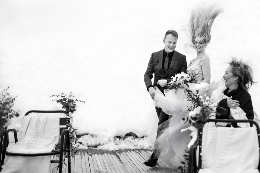 Coup de vent - Lorsque le vent n’en fait qu'à sa tête ! Photo ©Sylvain Bouzat. Trouvez le photographe de mariage qui correspond à votre style sur www.regardauteur.com #mariage #wedding #photographe #groupe #couple #noiretblanc  #humour