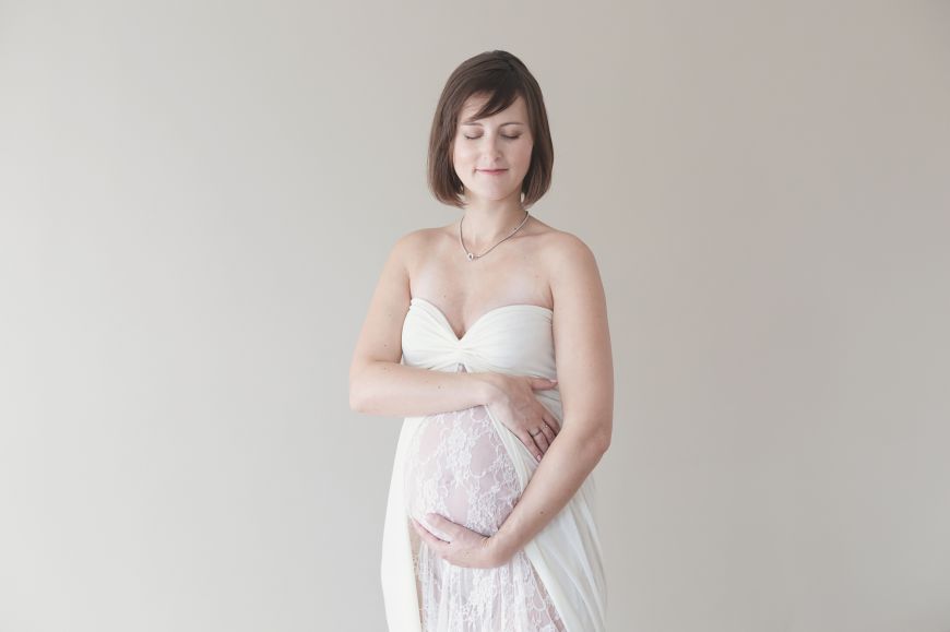 femme enceinte tient son ventre