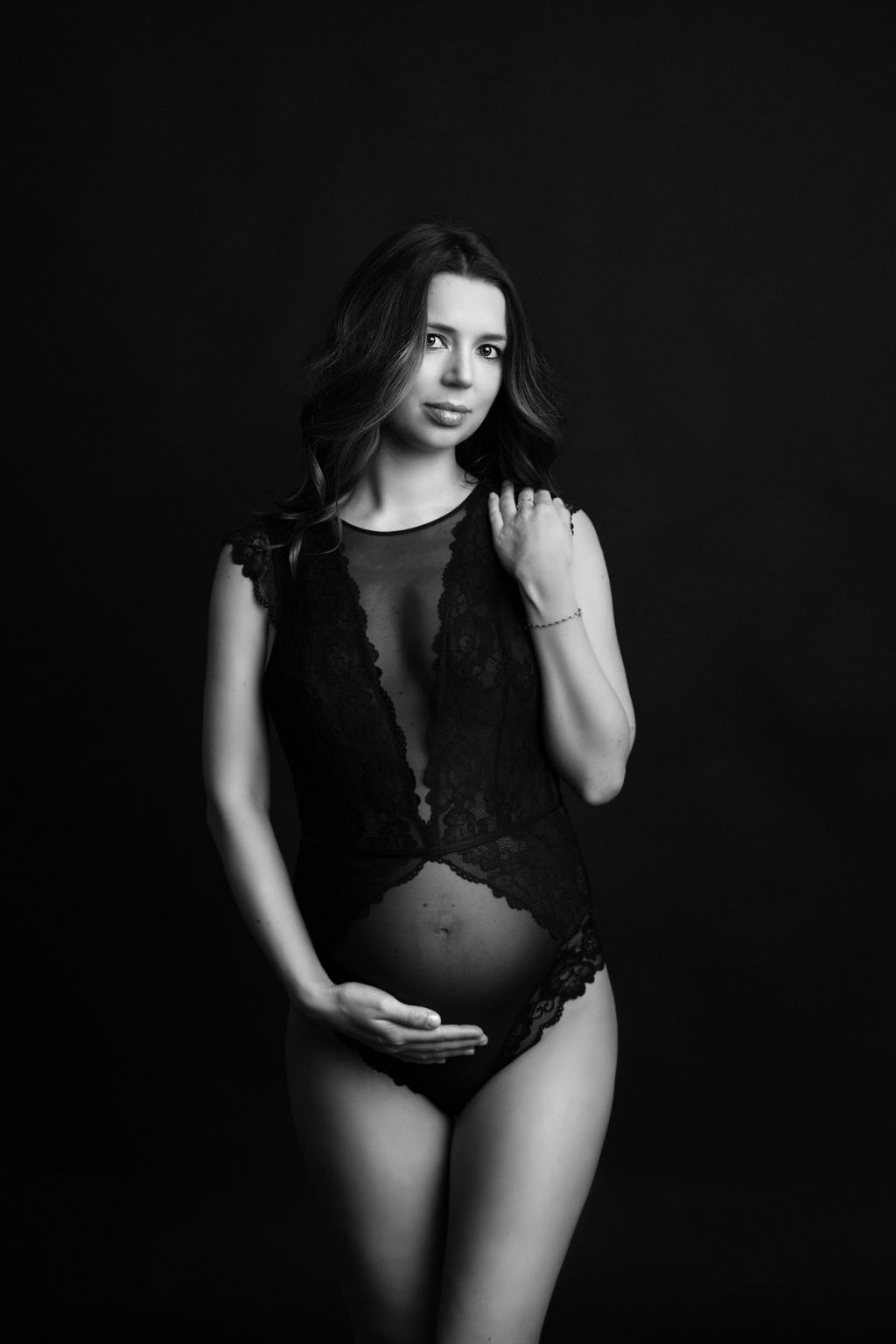 Un superbe body noir en dentelle pour cette future maman !  Photo ©Cindy Fernandez. Trouvez le <a href=