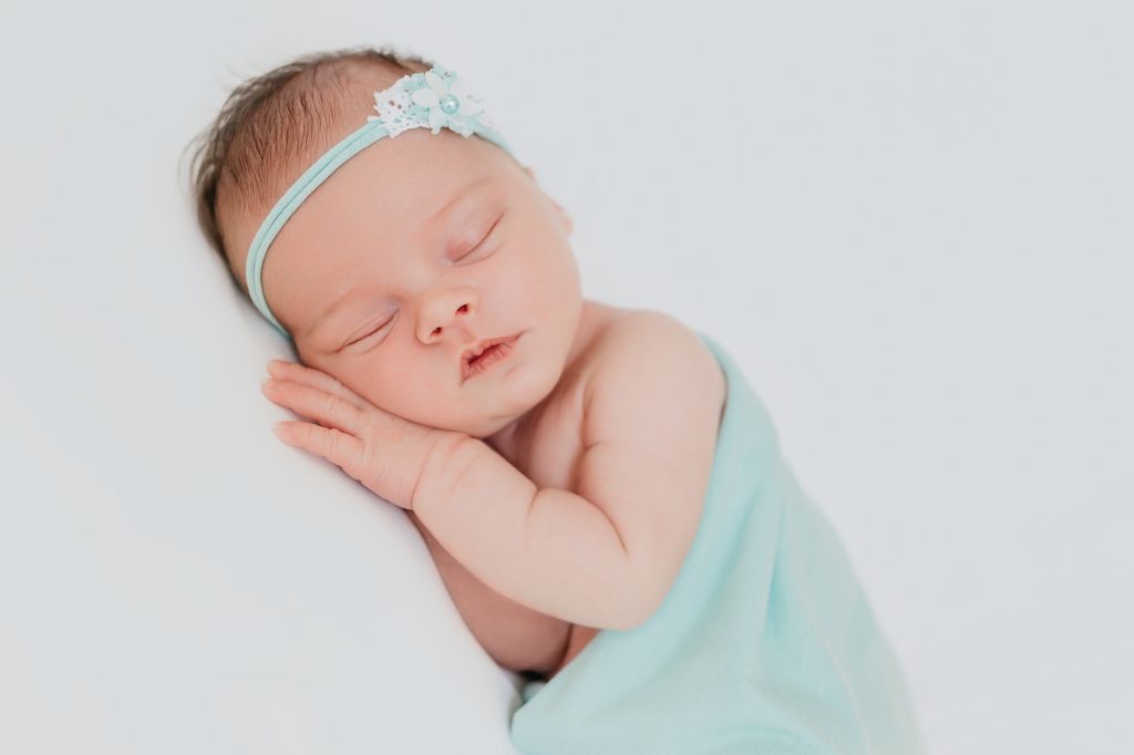 Un nouveau-né endormi… Photo ©Stéphanie Toselli. Trouvez le <a href=