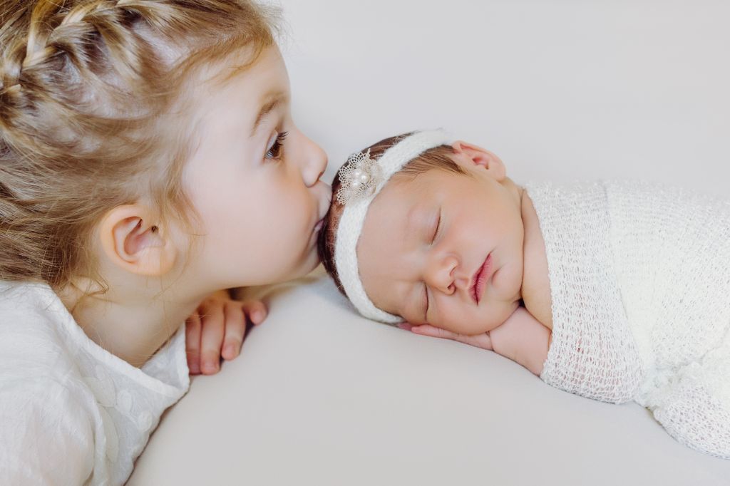 On adore cette photo de ce nouveau-né accompagné de sa grande soeur ! Photo ©Stéphanie Toselli. Trouvez le <a href=