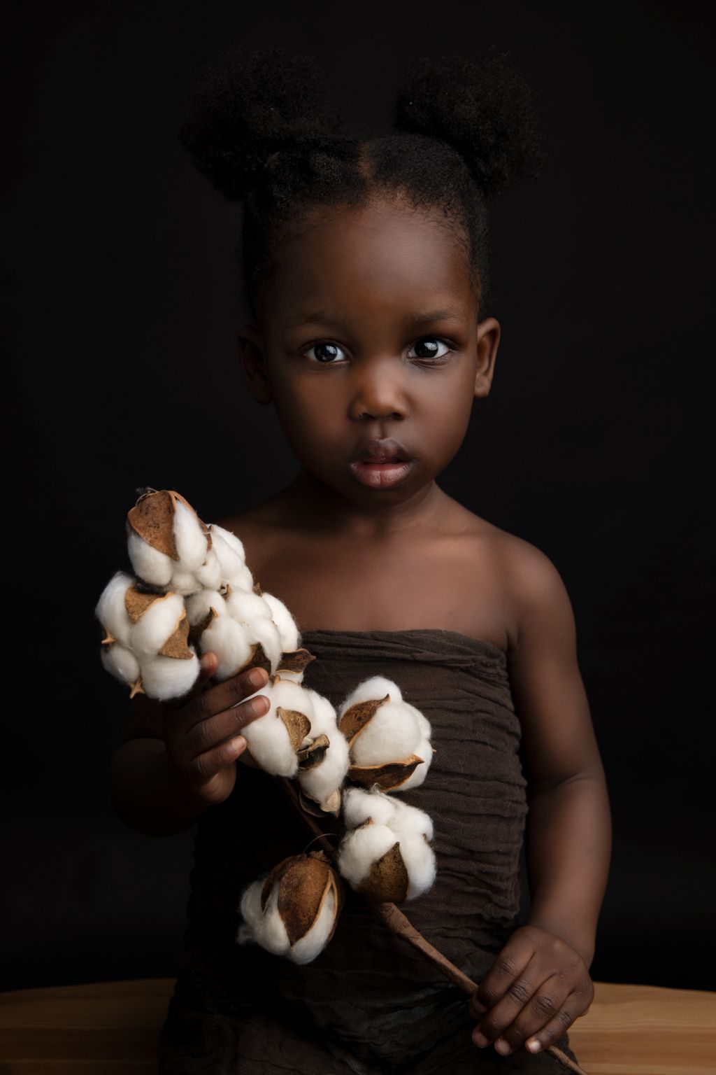 Fleurs de coton dans les mains, cette petite fille est sublime ! Photo ©Cindy Fernandez. Trouvez le <a href=