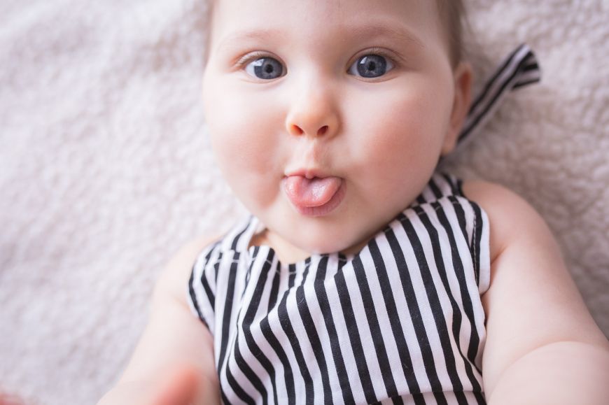 Une photo portrait de bébé qui tire la langue ! Photo @Aline Abate Trouver votre photographe portrait sur www.regardauteur.com/fr  #enfant #bébé #langue #fun #portrait #naturel #photographe #photographie #photography #regardauteur 