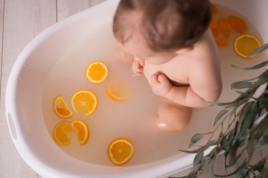 Un bon bain d’orange pour ce bébé ! Photo @Aline Abate  Trouver votre photographe portrait sur www.regardauteur.com/fr  #enfant #bébé #bain #orange #fun #portrait #naturel #photographe #photographie #photography #regardauteur 