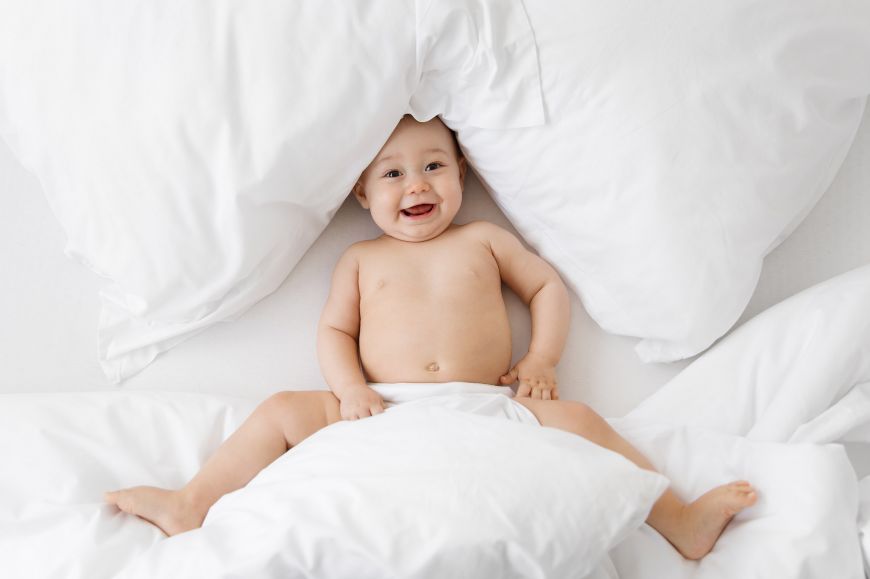 Un portrait d’un beau bébé qui profite d’un moment amusant au lit ! Photo @Lisa Tichané  Trouver votre photographe portrait sur www.regardauteur.com/fr  #enfant #bébé #smile #coussin #rire #fun #portrait #naturel #photographe #photographie #photography #regardauteur 