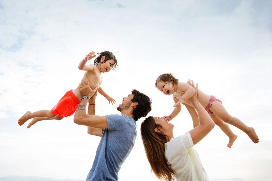 Une photo de famille qui touche le ciel ! Photo @Lisa Tichané  Trouver votre photographe portrait sur www.regardauteur.com/fr   #famille #parents #enfants #fun #sourire #portrait #unique #magique #photographe #photographie #photography #regardauteur 