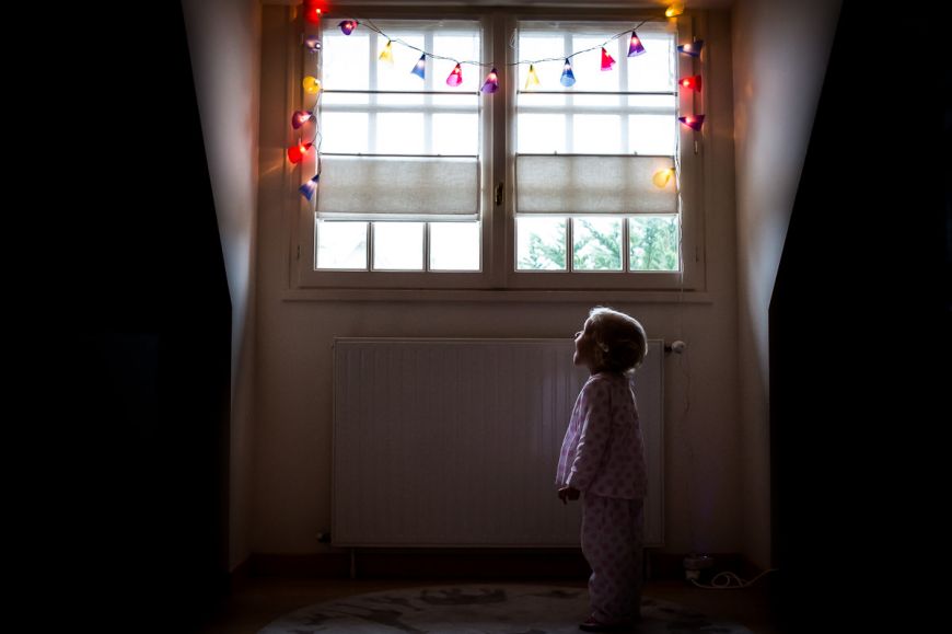 Un portrait à la maison pour cette petite fille en pyjama ! Photo @Sybil Rondeau  Trouver votre photographe portrait sur www.regardauteur.com/fr  #enfant #fille #pyjama #lumière #magique #portrait #maison #photographe #photographie #photography #regardauteur 