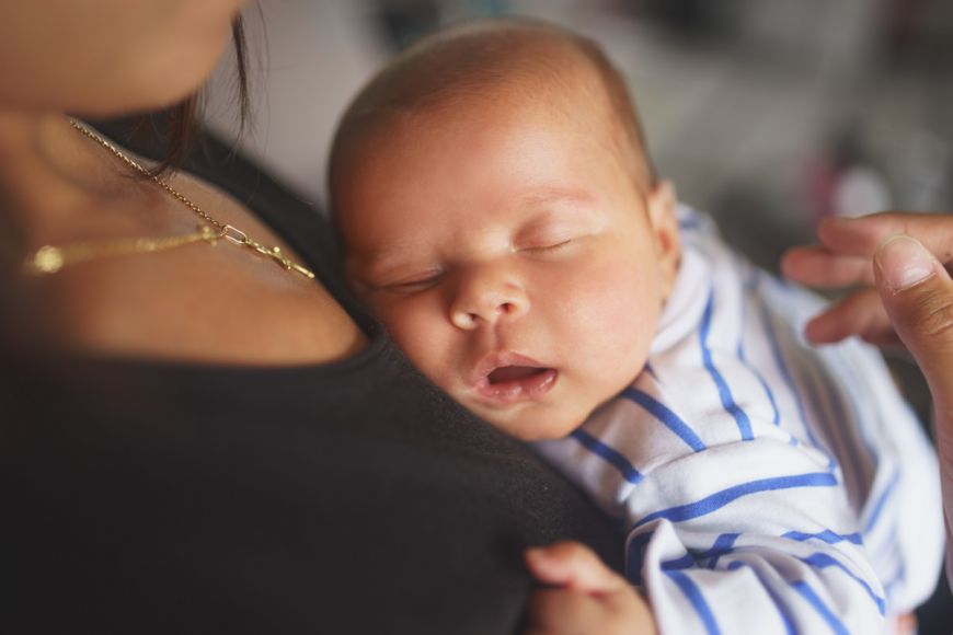 Un joli bébé qui fait sa sieste ! Photo @Helene Douay  Trouver votre photographe sur www.regardauteur.com  #bébé #nourrisson #maman #sieste #complicité #portrait #famille #newborn #photographe #photography #photographie #regardauteur