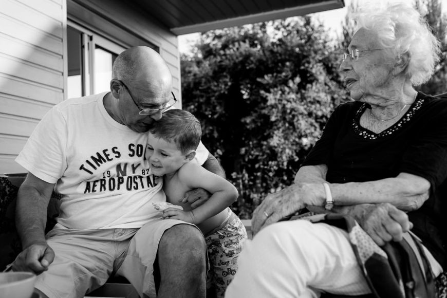 La photo de portrait famille touche toutes les générations ! Photo @Sybil Rondeau Trouver votre photographe sur www.regardauteur.com #famille #génération #enfant #parent #grandparent #complicité #portrait #documentaire #photographe #photography #photographie #regardauteur