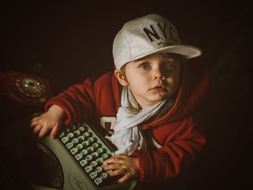 Un beau portrait studio pour ce petit garçon avec sa casquette et sa machine à écrire ! Photo @Jerome Morin Trouver votre photographe portrait sur www.regardauteur.com/fr  #enfant #garçon #casquette #décor #portrait #studio #photographe #photographie #photography #regardauteur