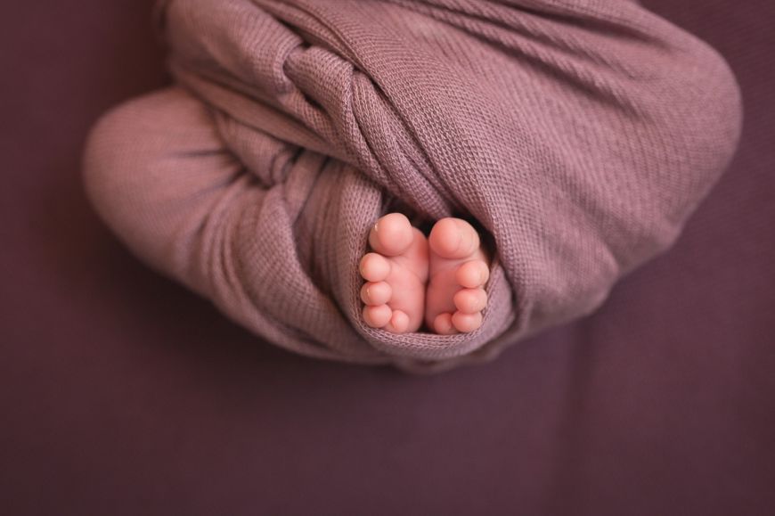 Petits pieds nus de bébé ! @Aline Abate  Trouver votre photographe sur www.regardauteur.com   #bébé #baby #nourrisson #newborn #pieds #nus #drapé #shooting #photographe #photographie #photography #regardauteur 