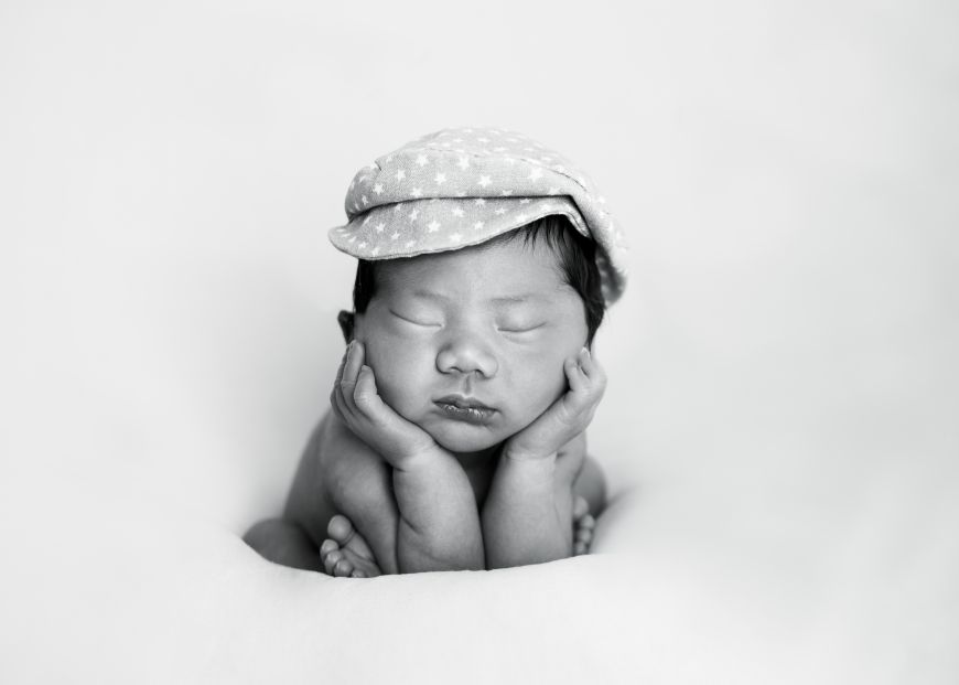 Une jolie sieste pour ce bébé avec sa petite casquette ! Photo @Emilie Zangarelli  Trouver votre photographe sur www.regardauteur.com   #bébé #baby #nourrisson #newborn #accesoires #casquette #blackandwhite #babyshoot #shooting #photographe #photographie #photography #regardauteur 