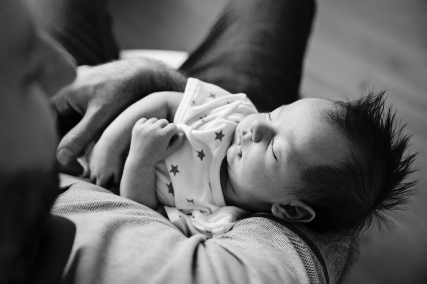 Une petite sieste dans les bras de papa pour ce bébé ! Photo @Lisa Tichané   Trouver votre photographe sur www.regardauteur.com #bébé #baby #nourrisson #newborn #sieste #papa #tendresse #shooting #photographe #photographie #photography #regardauteur