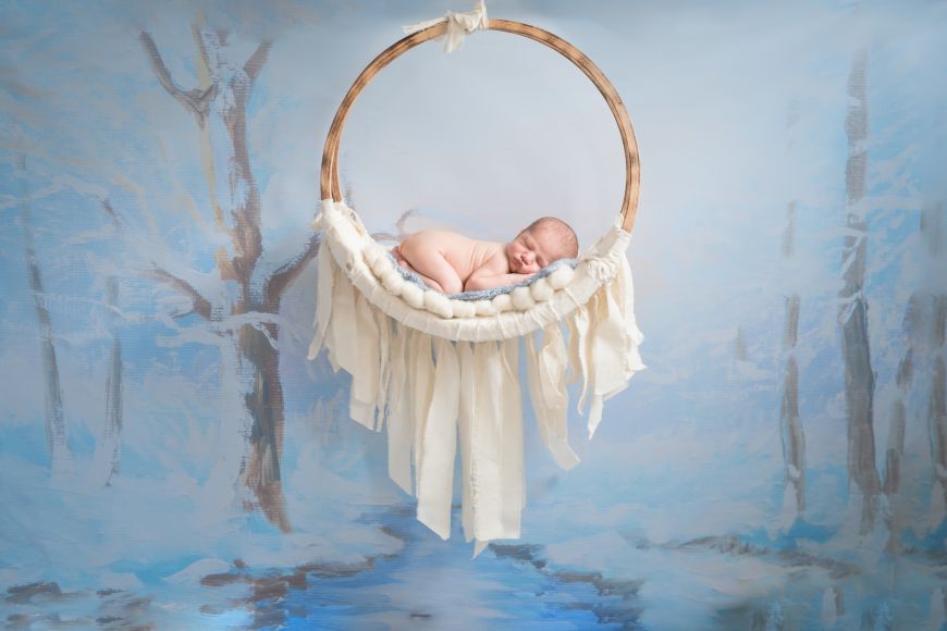 Jolie mise en scène de bébé nue, dormant dans un panier suspendu ! Photo @Emilie Zangarelli Trouver votre photographe sur www.regardauteur.com #bébé #baby #nourrisson #newborn #nu #panier #décor #babyshoot #shooting #photographe #photographie #photography #regardauteur
