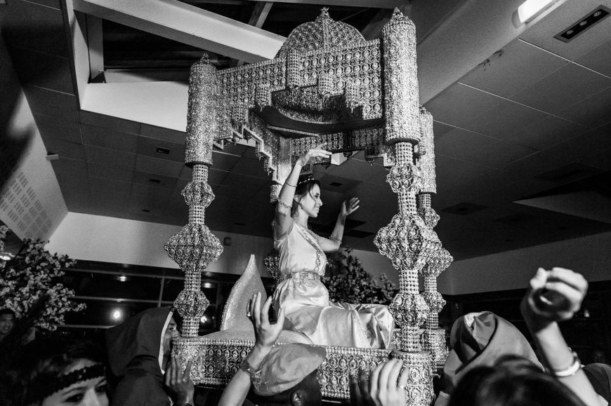 L’arrivée de la mariée lors de son mariage traditionnelle marocain ! Photo @Karim Kheyar  Trouver votre photographe sur regardauteur.com  #mariage #wedding #jourj #mariée #robe #cérémonie #marocaine #musulman #tradition #amariya #chaise #photography #photographie #photographe #regardauteur