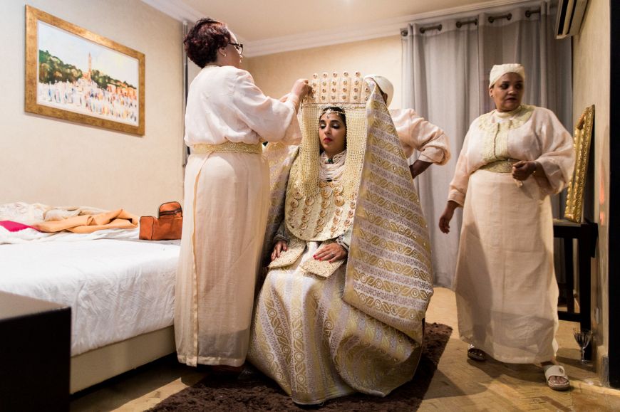 Une mariée en tenue traditionnelle marocaine, la lebssa fassia blanche accompagnée de ses naggafats ! Photo @Sylvain Bouzat  Trouver votre photographe professionnel sur regardauteur.com   #mariage #wedding #jour #traditionnel #marocain #mariée #lebssafassia #robe #blanche #famille #photographie #photography #photographe #regardauteur