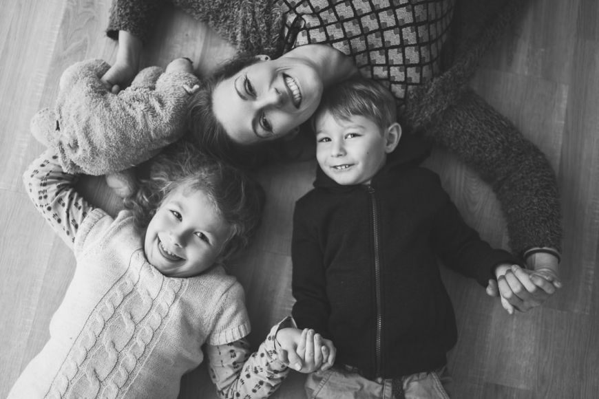 shooting photo famille  une mère et deux enfants