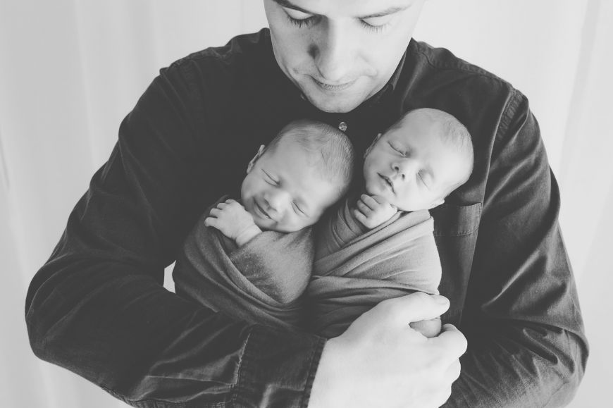 photo naissance jumeaux dans bras du papa