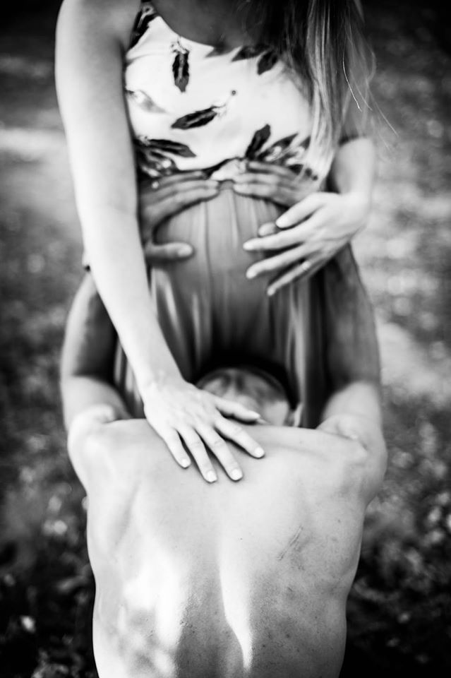 photo grossesse couple homme agenouillé devant le ventre