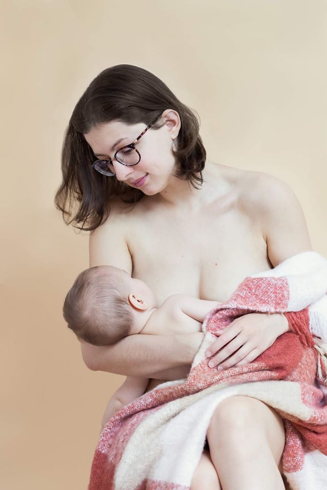 photographe maternité bébé qui allaite 