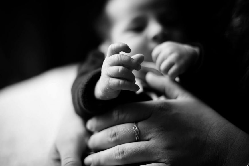 photographe maternité noir et blanc