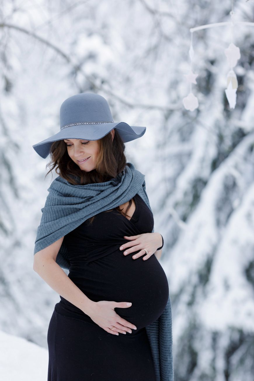 femme enceinte tient son ventre