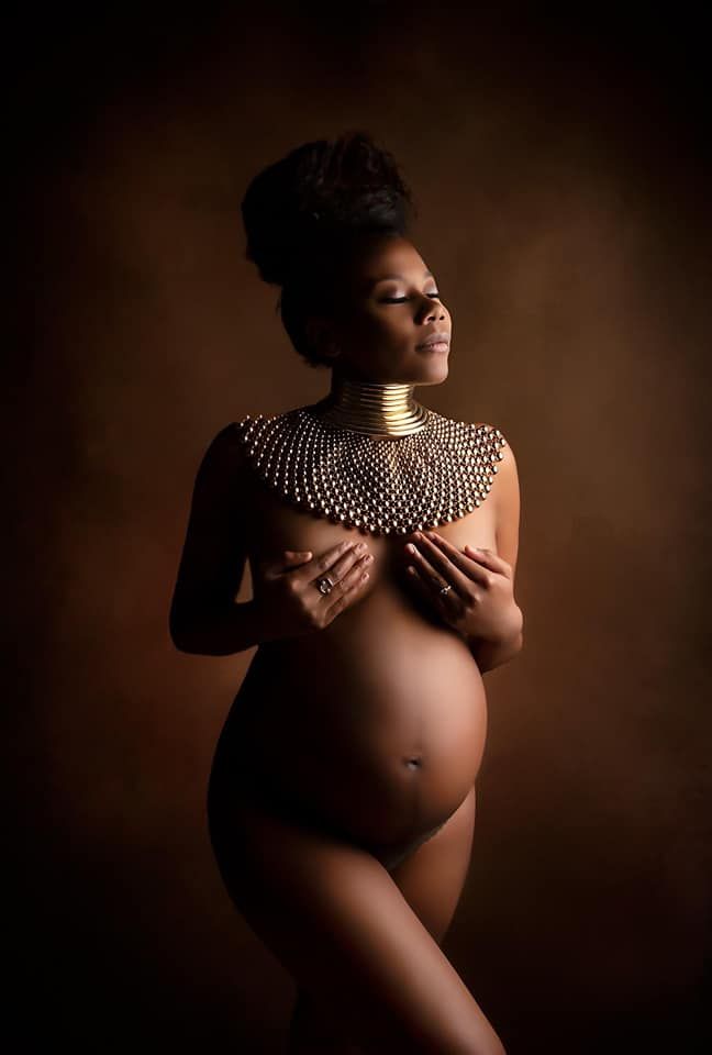 Photo-Femme-enceinte-nue-Photographe-portrait-femme-enceinte-nue-seance-photo-grossesse-Morgane-Hamoneau-regard-d-auteur