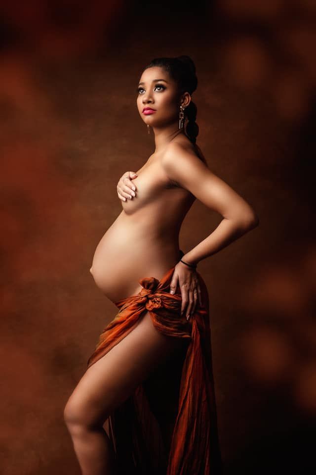 Photo-Femme-enceinte-nue-Photographe-portrait-femme-enceinte-nue-seance-photo-grossesse-Julie-Favre-regard-d-auteur