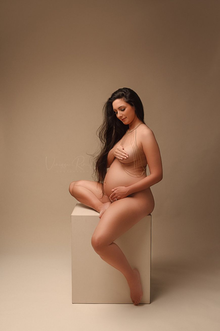 Photo-Femme-enceinte-nue-Photographe-portrait-femme-enceinte-nue-seance-photo-grossesse-Vanessa-Renault-regard-d-auteur