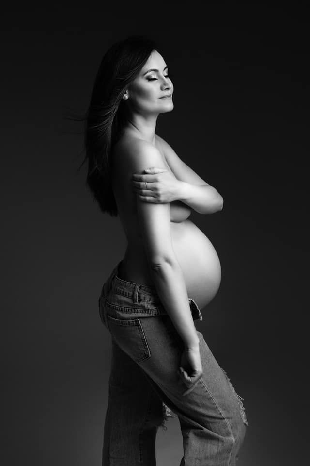 Photo-Femme-enceinte-nue-Photographe-portrait-femme-enceinte-nue-seance-photo-grossesse-Julie-Favre-regard-d-auteur-2