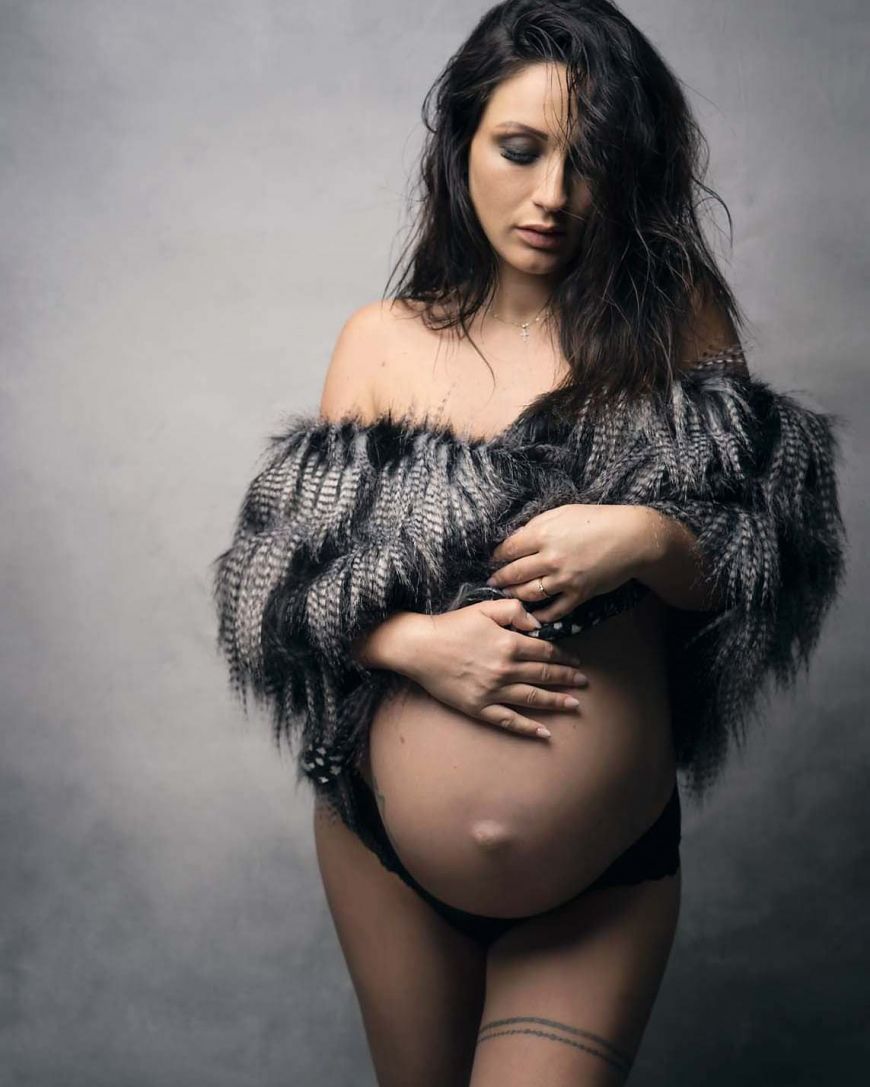 Photo-Femme-enceinte-nue-Photographe-portrait-seance-photo-grossesse-Zayna-Luyciani-regard-d-auteur-2