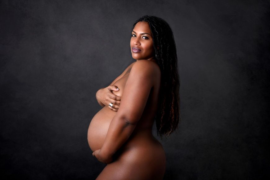 Photo-Femme-enceinte-nue-Photographe-portrait-femme-enceinte-nue-seance-photo-grossesse-Julie-le-dall-regard-d-auteur