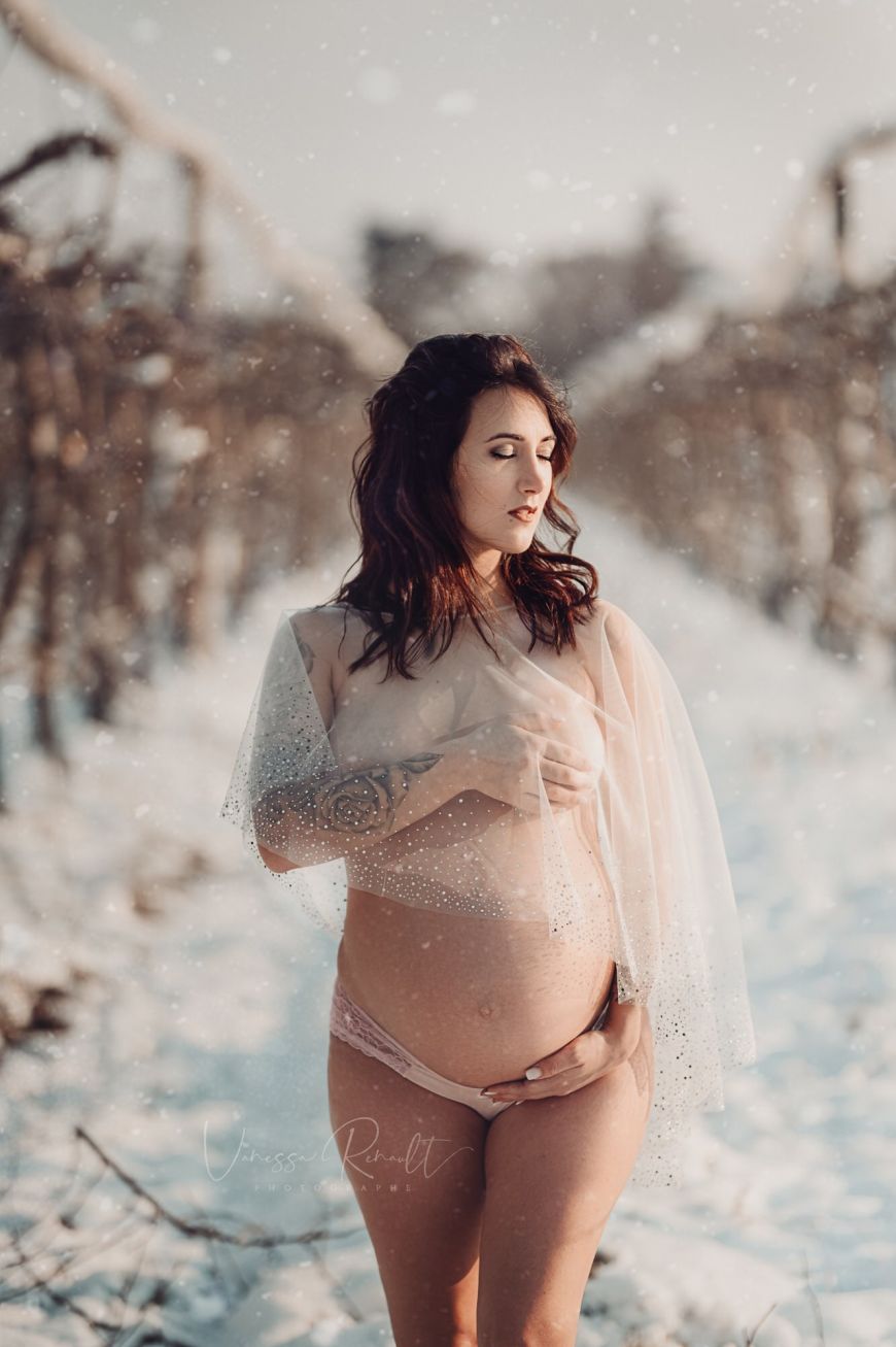 Photographe-portrait-femme-enceinte-nue-seance-photo-grossesse-Vanessa-Renault-regard-d-auteur-2-1