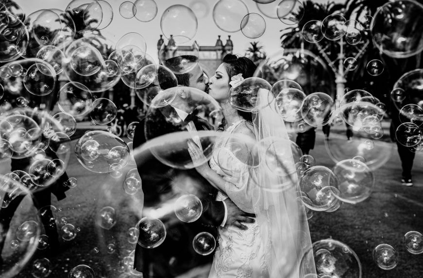 Photographe-idee-photo-mariage-originale-couple-regard-d-auteur-Alexander-Lupascu