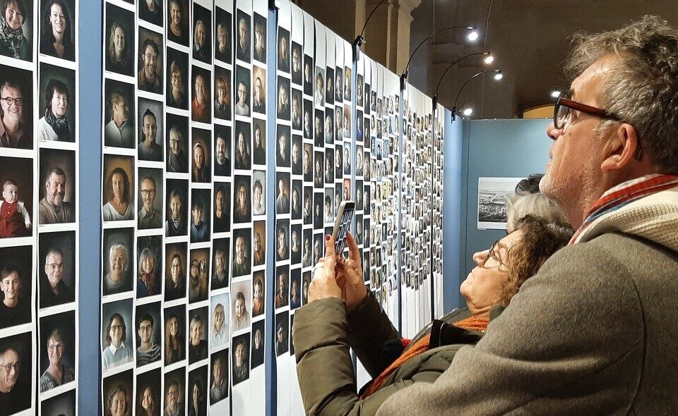 découvrez notre exposition photo captivante qui met en lumière des talents émergents et des œuvres saisissantes. plongez dans un univers visuel riche et varié, idéal pour les passionnés de photographie et les amateurs d'art.