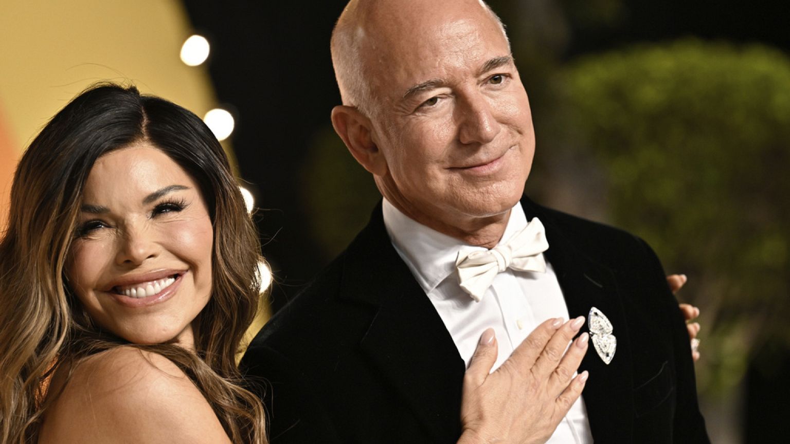 découvrez les détails exclusifs du mariage de jeff bezos et lauren sanchez, célébré dans la ville romantique de venise. un événement somptueux entouré de glamour et d'élégance, où l'amour et le luxe se rencontrent au cœur des canaux vénitiens.
