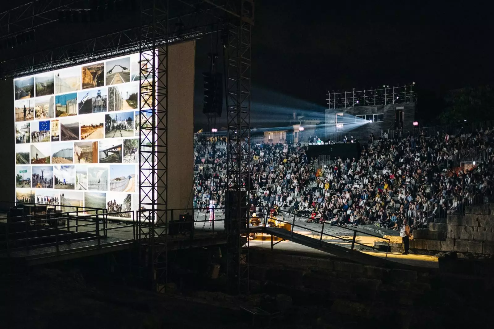 découvrez les expositions captivantes du festival off de la photographie d'arles, où la créativité et l'art visuel se rencontrent. explorez une sélection diversifiée de photographies qui célèbrent l'innovation, l'émotion et la beauté à travers le regard d'artistes émergents et reconnus.