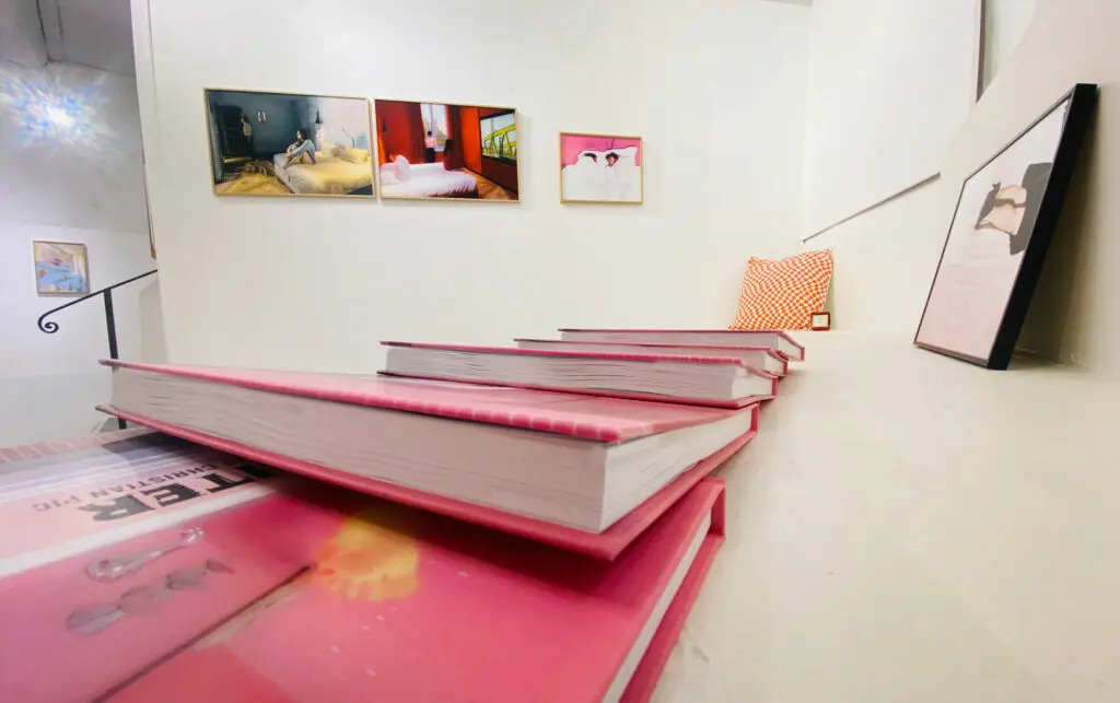 découvrez les expositions captivantes du festival off de la photographie d'arles, un événement incontournable qui met en lumière des artistes émergents et des talents confirmés. plongez dans un univers visuel riche et diversifié, où chaque image raconte une histoire.