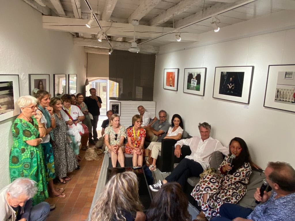 découvrez les expositions captivantes du festival off de la photographie d'arles. plongez dans un univers visuel riche et varié, où des artistes émergents et confirmés présentent leur vision de la photographie contemporaine. ne manquez pas cet événement incontournable pour les passionnés d'art et de culture!
