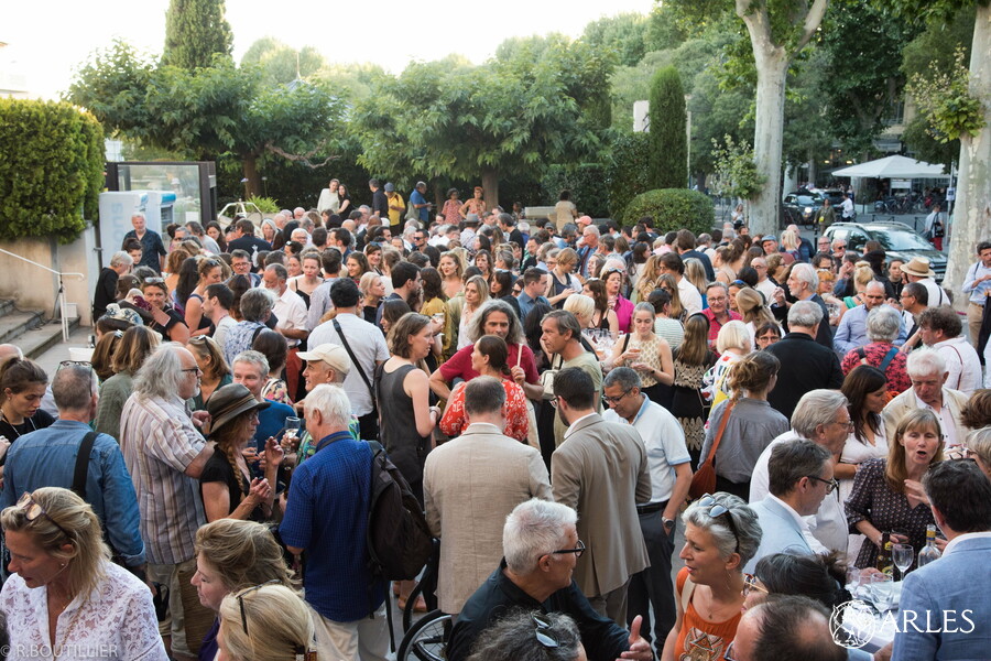 découvrez le festival off de la photographie à arles, un événement incontournable qui met en lumière les talents émergents et établis à travers des expositions captivantes. plongez dans l'univers de la photographie contemporaine dans un cadre exceptionnel en plein cœur de la provence.