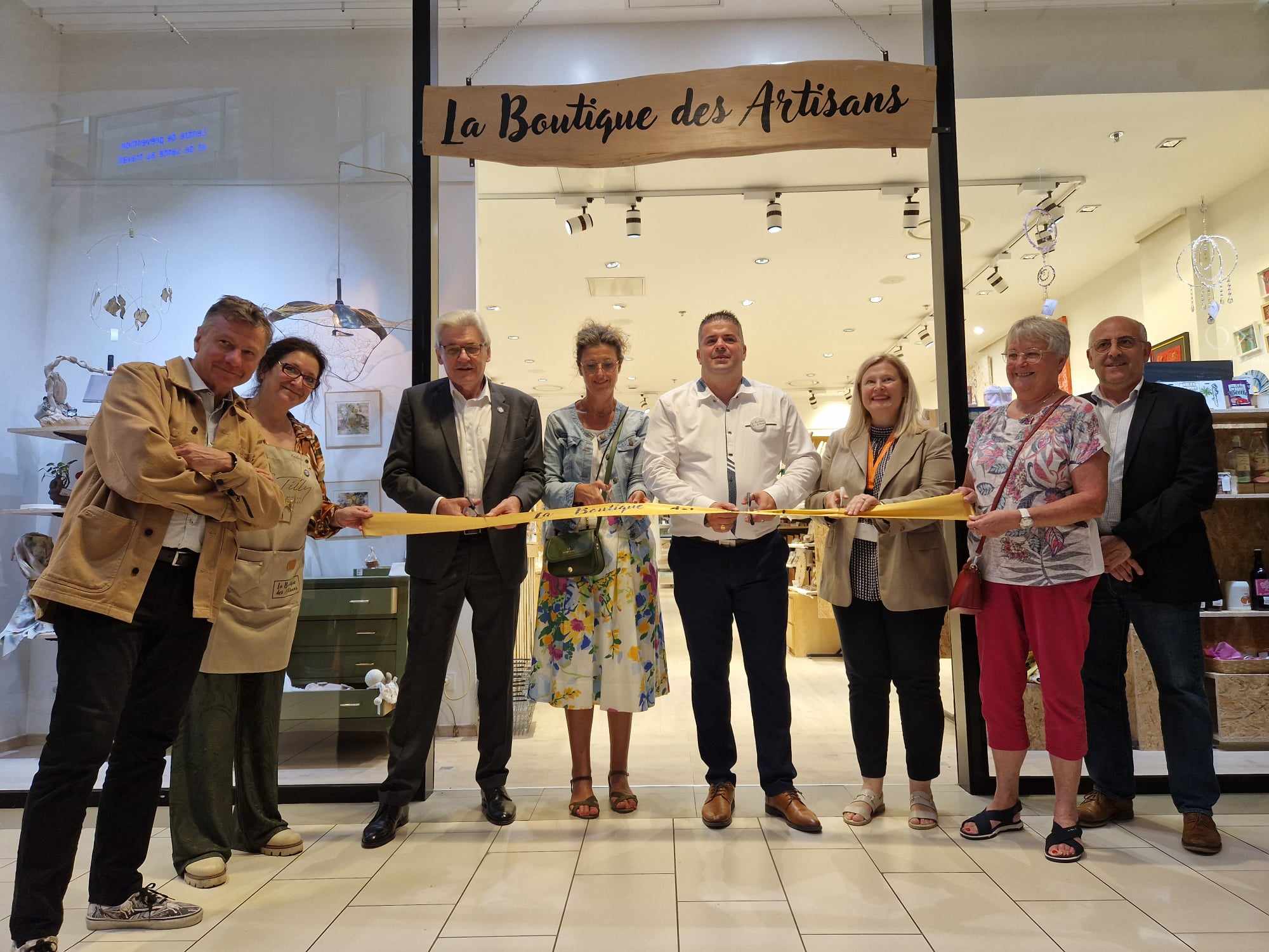 découvrez notre hommage aux artisans locaux, véritables gardiens de savoir-faire uniques et traditionnels. plongez dans l'univers de ces créateurs passionnés qui subliment notre patrimoine avec leurs œuvres exceptionnelles. soutenez l'artisanat de proximité et valorisez le talent de ceux qui participent à l'identité de notre région.