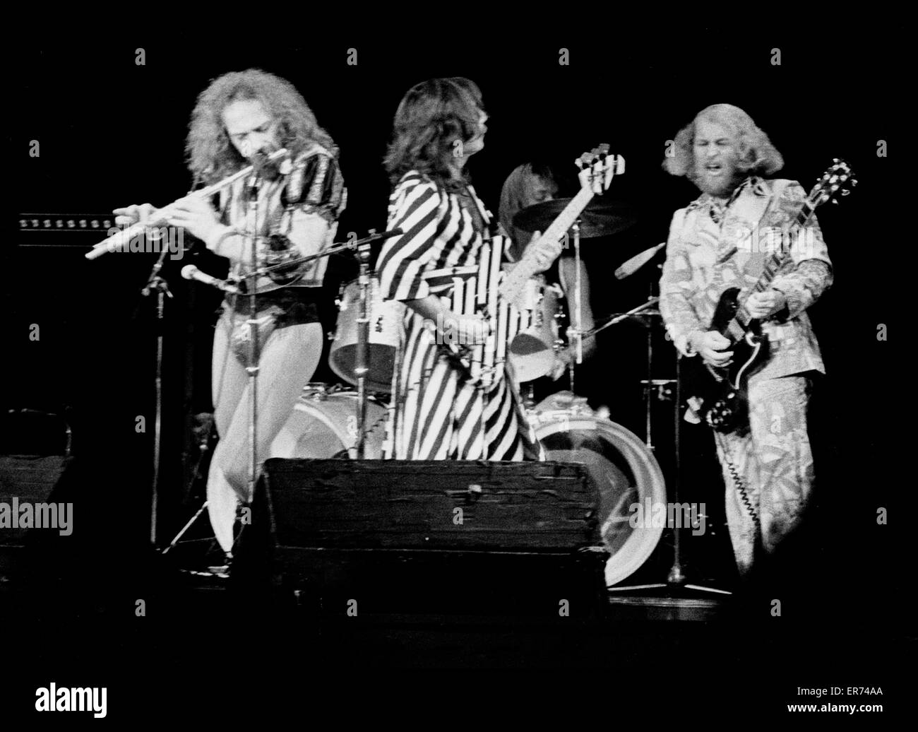 découvrez les tirages vintage des années 70 réalisés par mick rock, célèbre photographe des icônes du rock. explorez des clichés authentiques et rares qui capturent l'esprit et l'énergie de cette décennie légendaire.