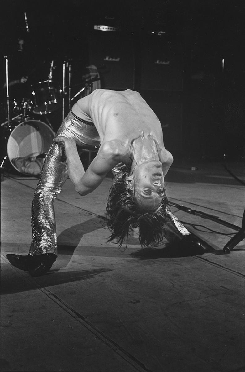 découvrez les tirages vintage des années 70 réalisés par mick rock, photographe légendaire du rock. plongez dans l’univers authentique de la musique avec ces photos rares et iconiques.