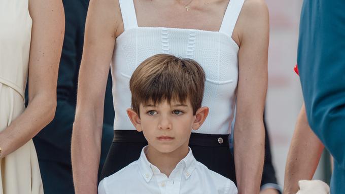 découvrez les premières photos du bébé casiraghi dans cet article exclusif, révélant tous les détails sur la nouvelle arrivée au sein de la célèbre famille princière.
