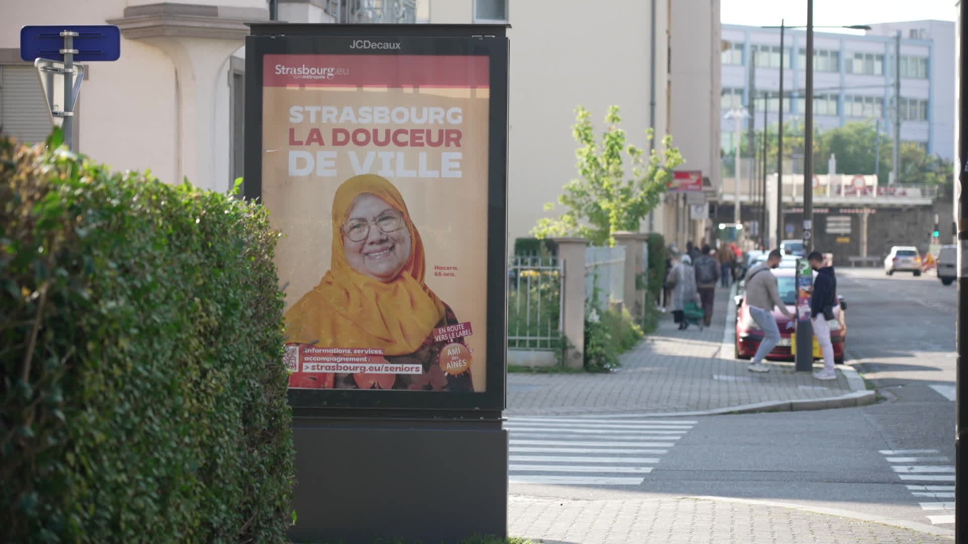 découvrez notre affiche mettant en avant une femme voilée à strasbourg, une œuvre artistique moderne célébrant la diversité et l'élégance féminine au cœur de la ville alsacienne.