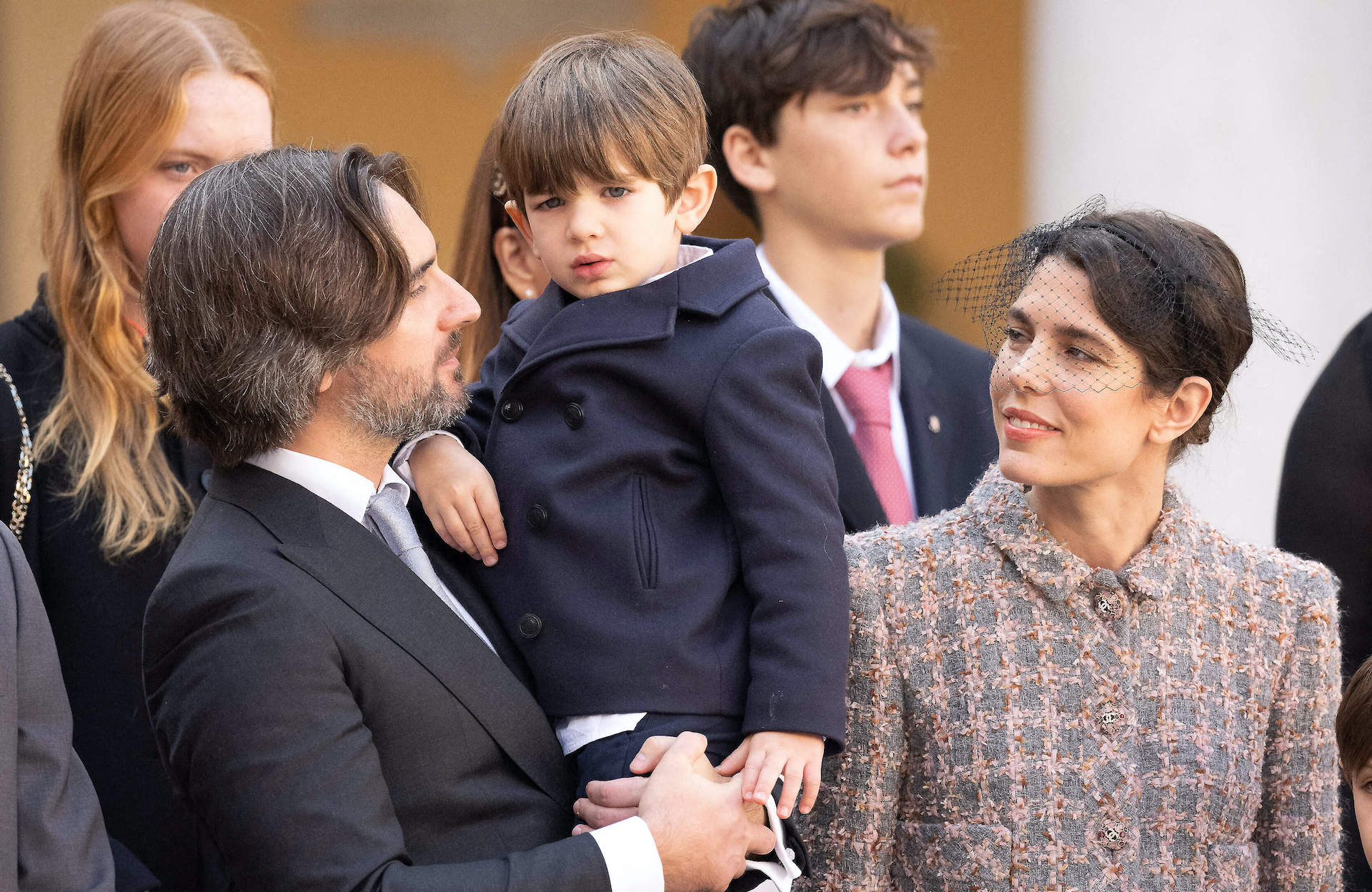 découvrez les premières photos exclusives du bébé casiraghi et plongez dans l’intimité de la célèbre famille princière monégasque. tous les détails sur cette adorable révélation.