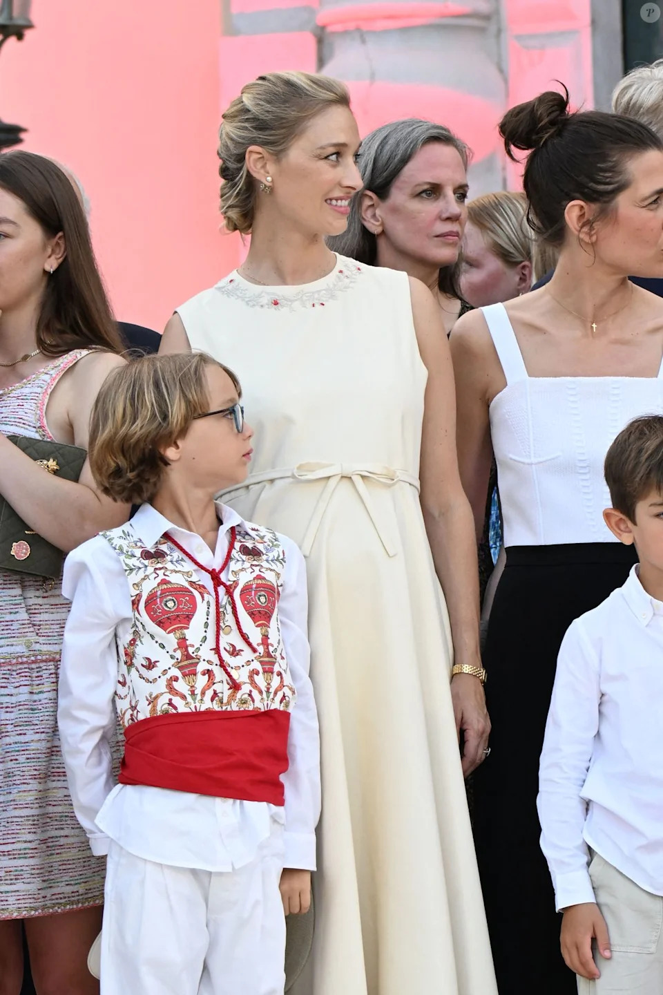 découvrez les premières images du bébé casiraghi et plongez dans l'émotion de cette annonce attendue. tous les détails sur la révélation du nouveau-né de la famille princière.